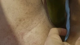 Närbild Extrem cuckold önskan av min fitta sväljer en tjock gurka djupt ner