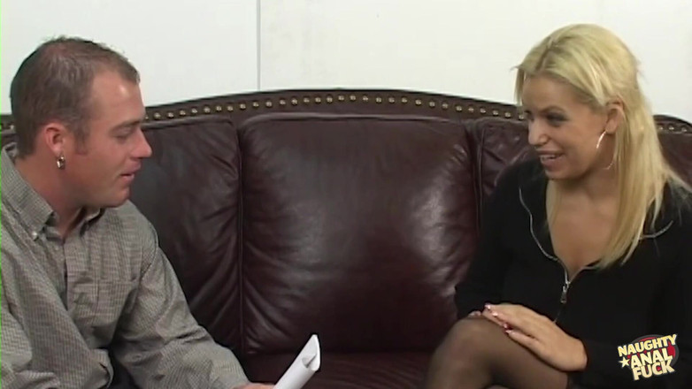 Naughty anal fuck: Tato blondýnka dělá, co může, aby udělala anální bušení a...