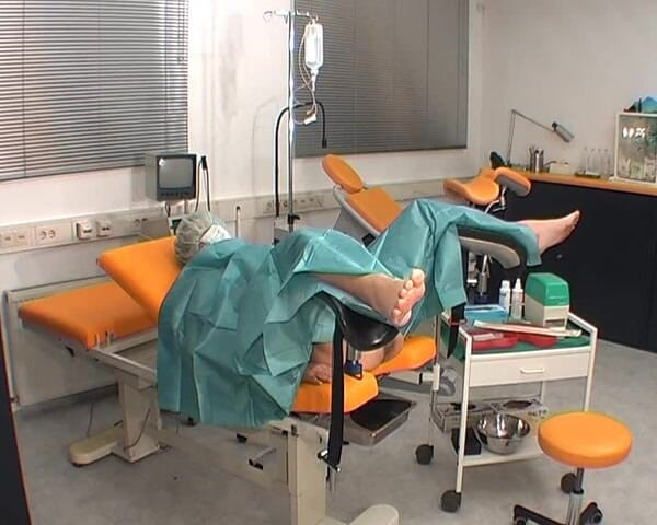 Rubber & Clinic Studio - 1ATOYS: Asistentă în ținută de chirurgie verde