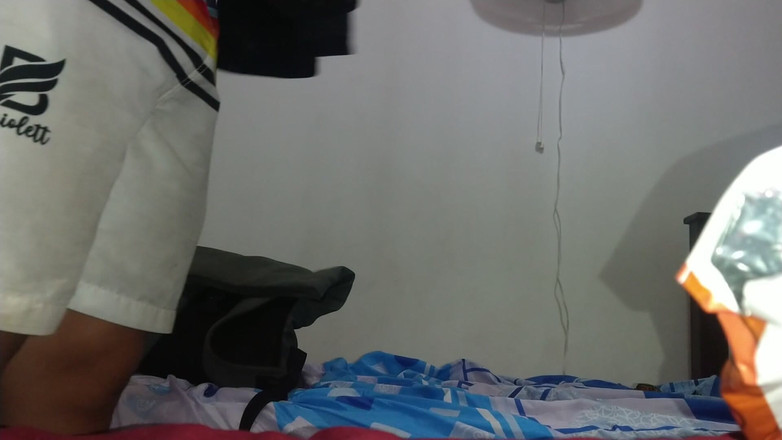AngyAmazon: 我的绿帽奴进入房间，而他的朋友操我并加入一个戴绿帽子三人行
