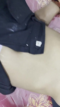 Eu encontro minha pequena meia-irmã deitada nua no meu quarto e eu sinto como transar com ela com força e martelando ela em sua bunda muito rica