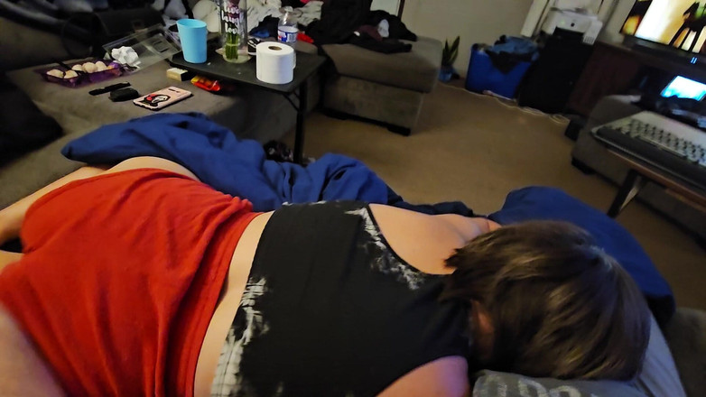 Funhousewife69: Nyepong kontol luar biasa lainnya sambil nontonin teriakan dan dia...