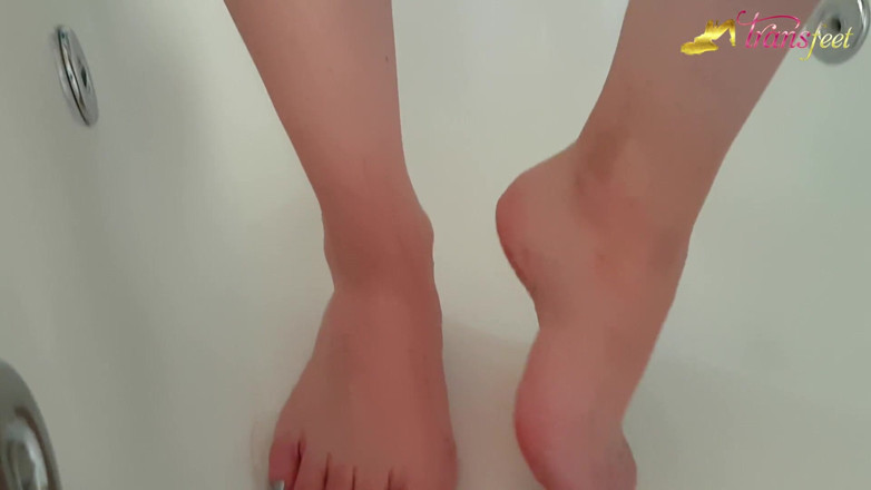 Trans and Cross-Dressers Feet: Tranny pissing on feet in the bathroom