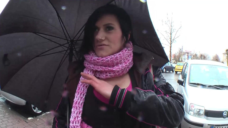 Milf in Love: Brunette milf is te sexy met haar hete zwarte netkousen
