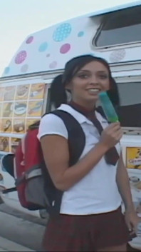 Remaja pigtail seksi dikongkek dan creampie dalam traknya
