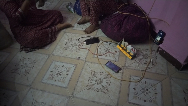 Tamil lesbian: Une desi tamoule fait du dirty talk à la maison