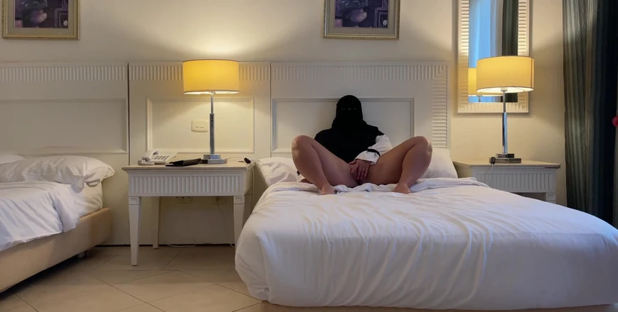 Lux Eva: Met an Arab Girl in a Hotel