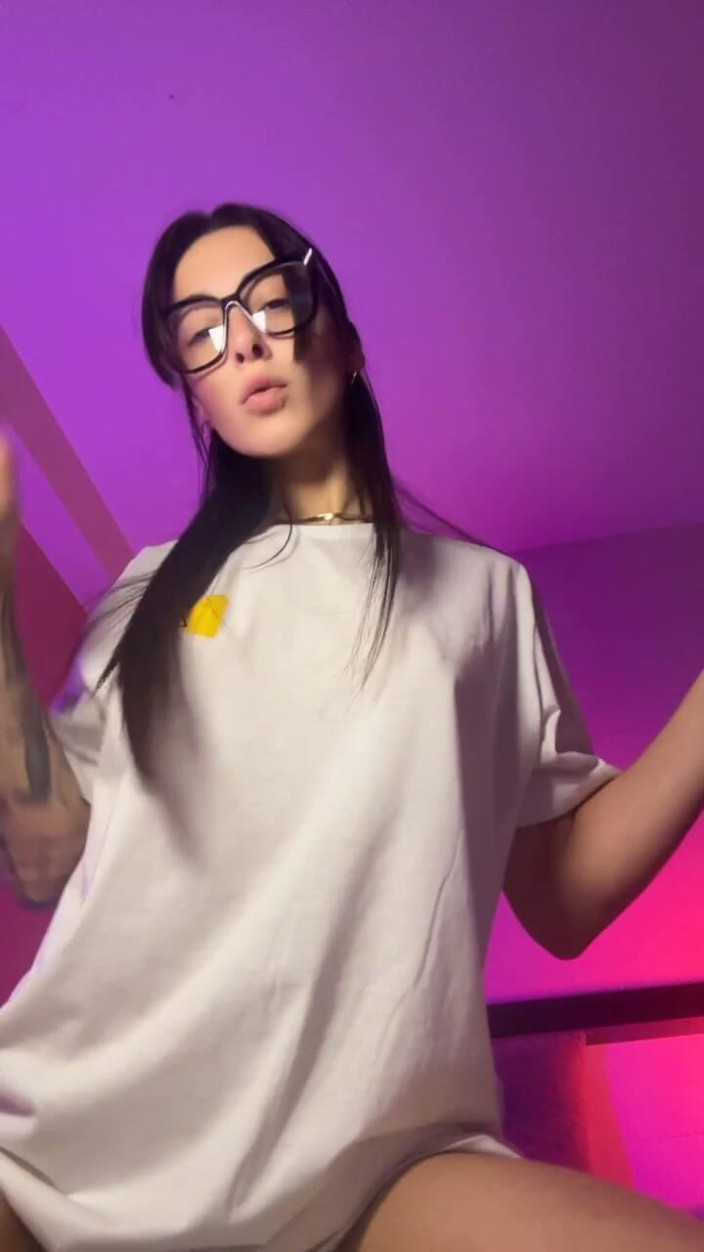 Fans of Sofia Sweetsecrett: T-shirt Large, Musique Et Provocation