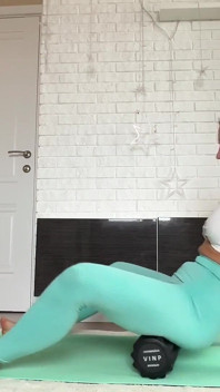 타이트한 파란색 레깅스를 입고 집에서 내 엉덩이가 튀어오르는 걸 지켜봐