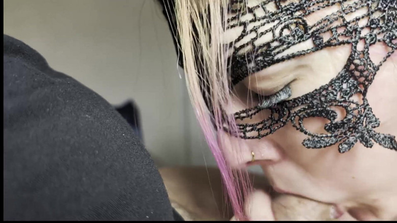 Sheswallowsdaddy: Післяобіднє обслуговування горла - чорна сукня ковтає кожну краплю