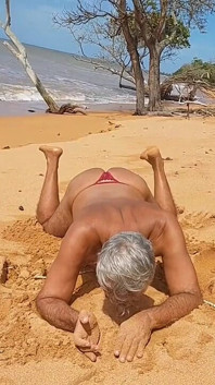 Ladysilva di pantai menunjukkan pantat panasnya dalam seluar dalam merah