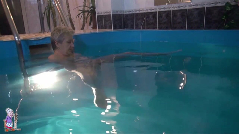 Old Nanny: Masturbando durante a sessão de natação