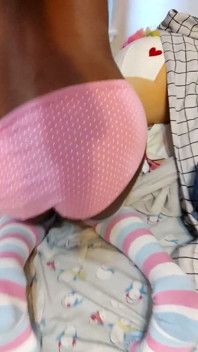 Black Femboy mostra sua calcinha protuberância e bunda