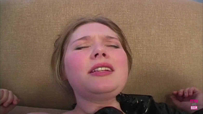 Fetish and BDSM: 两个超级性感的女同性恋朋友互相鞭打大屁股有很多乐趣