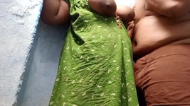Tamil evli kadın banyoda sikişiyor ve emiyor