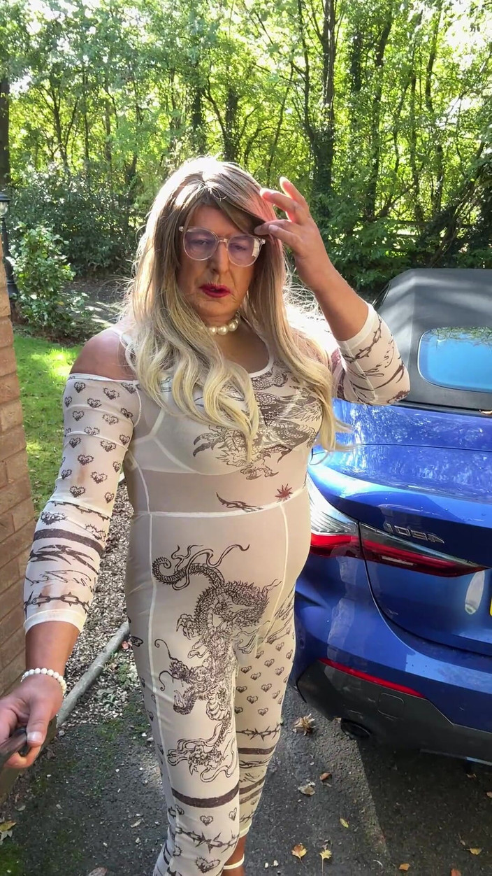 Kellycd2022: Sexy Crossdresser Kellycd2022 v sexy bílé kombinéze a podpatcích