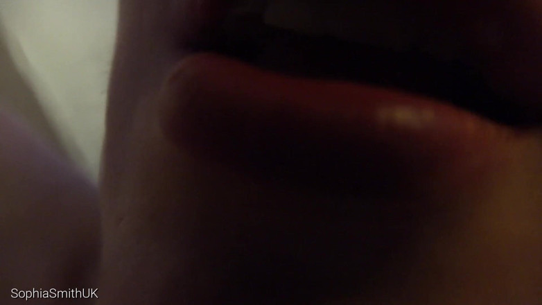 SophiaSmithUK: ASMR 대물 키스
