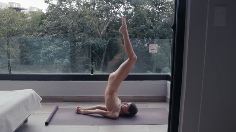 Gina Gerson: Гола йога на балконі