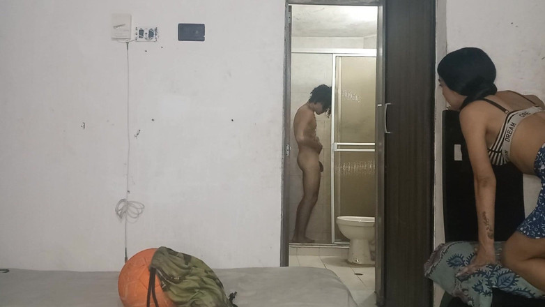 gledyxxx: Nevlastní sestra se dotýká její vagíny, zatímco se koupe na...