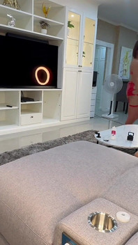 Une blonde sexy à gros nichons se fait baiser par La star du porno Magic Michel, se fait sodomiser jusqu’à l’os sans capote