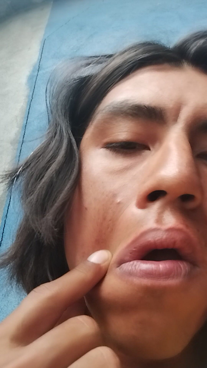 AlexAlejandro13: Facet robi się gorący i masturbuje się pod ubraniem