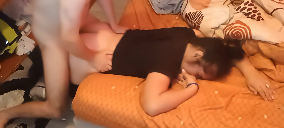 Ionut899: 继父用我的阴户让你在里面放松