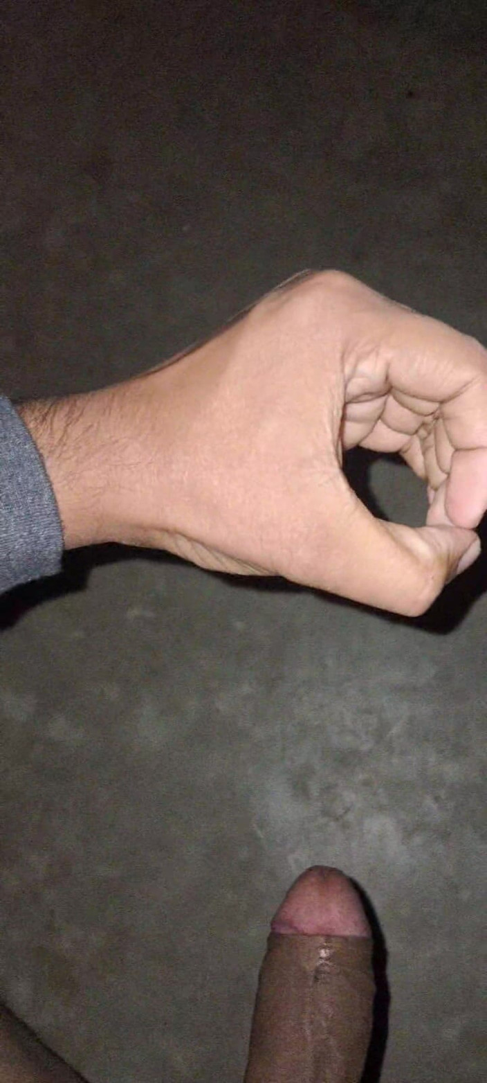 Rajveer Bhumihar: Un jeune Indien allongé sur le lit et fait une...