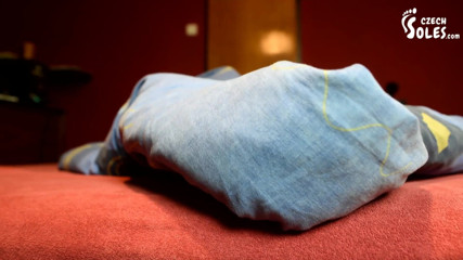 Czech Soles - foot fetish content: Müde füße im bett, massage