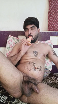 Sborra ingoio e pipì assaggiando un cazzo dilo