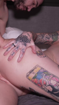 Goth děvka má anální sex s cizincem na domácí párty