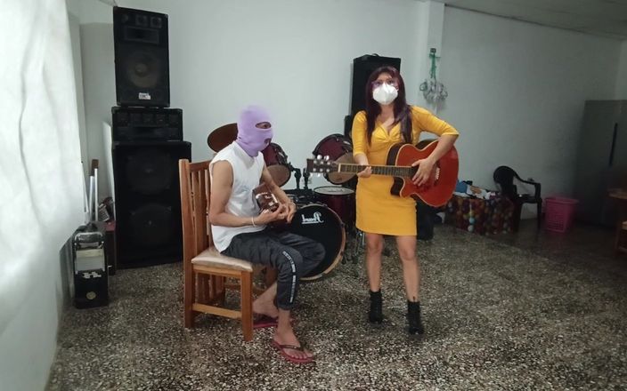 Goky: Sexi Music Teacher Poses Cachondo to Pupil