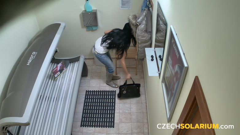 Czech Solarium: Solarium Ceko 8: pantat cewek rambut cokelat ini mencuri perhatian