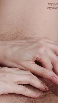 Un Orgasmo Femminile Ben Pressato Con Gemiti. Si Masturba Con Le Dita Sul Clitoride