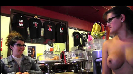Lesbian Illusion: Lesbiana sucia golpea a su joven colega en un restaurante...