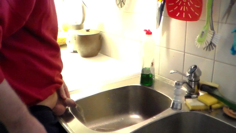 Sex hub male: John Pisst Im Spülbecken