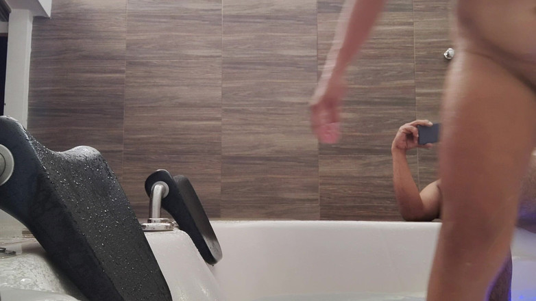 AngyAmazon: 在按摩浴缸的边缘骑乘我的黑公牛，然后他粗暴地操我