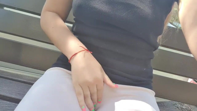 TheloveStory: Relaxando ao ar livre sozinho em leggings com capô de...