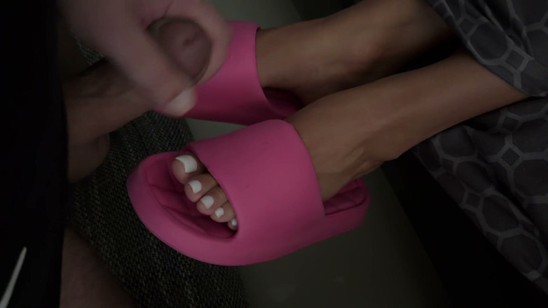 Emmy Kelle: Gebräunte Füße in Rosa Flip-flops