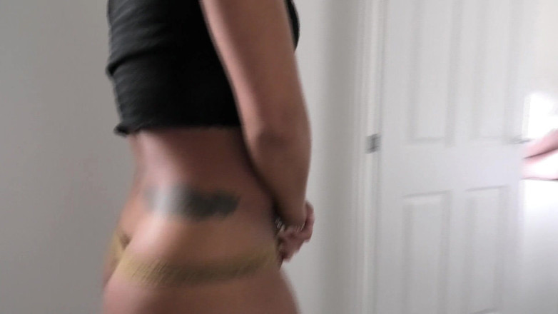 CALLIE ROKS: 女房东脱光衣服的尴尬女性