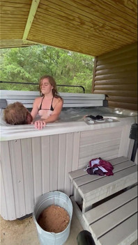 Cabine ao ar livre, suja loira pequena primeira vez, banheira de hidromassagem, fita completa