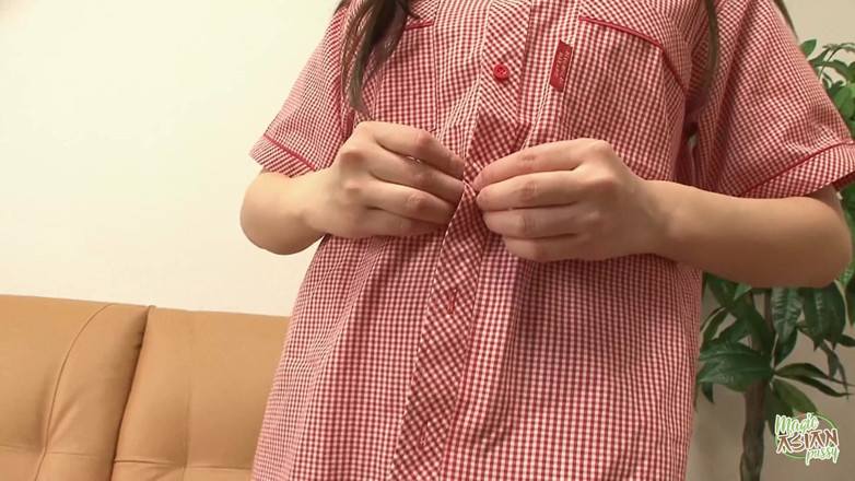 Magic Asian Pussy: Sensuell japansk tjej som fingrar själv och använder en leksak...