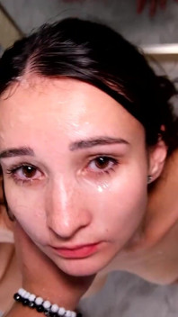 Drsné dávení s fackováním a plivajícím do pusy
