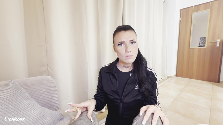 LizaRoxx: ファック・ジュ・チャンタルが静かに遠吠え - 拘留中の脂肪が喉に噴射される