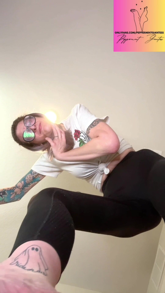 Peppermint Giantess: Böse riesin, kleine pOV, zerquetschen und zerstören dich