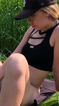 Vuoi guardarmi mentre mi masturbo la figa rosa? Orgasmo femminile geme vergine. 4k 60fp