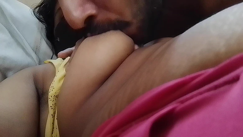 Skydreem1104: ibu-ibu malayali dipijat sama suaminya sendiri