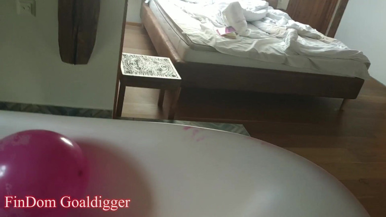 FinDom Goaldigger: Повітряні кулі у ванній кімнаті, ноги в панчохах