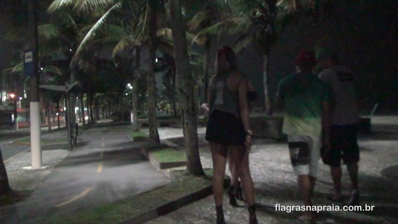 Amateurs videos: Grupo de amigos faz prostitutas pelas ruas da costa