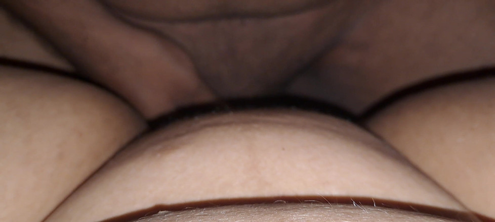 Husbandwifesexylove: Une chatte juteuse se fait baiser le matin