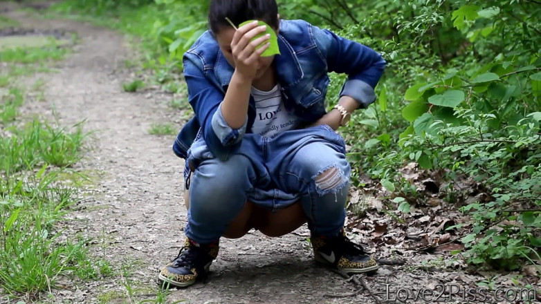 Love 2 Piss: Ștergându-se cu o frunză